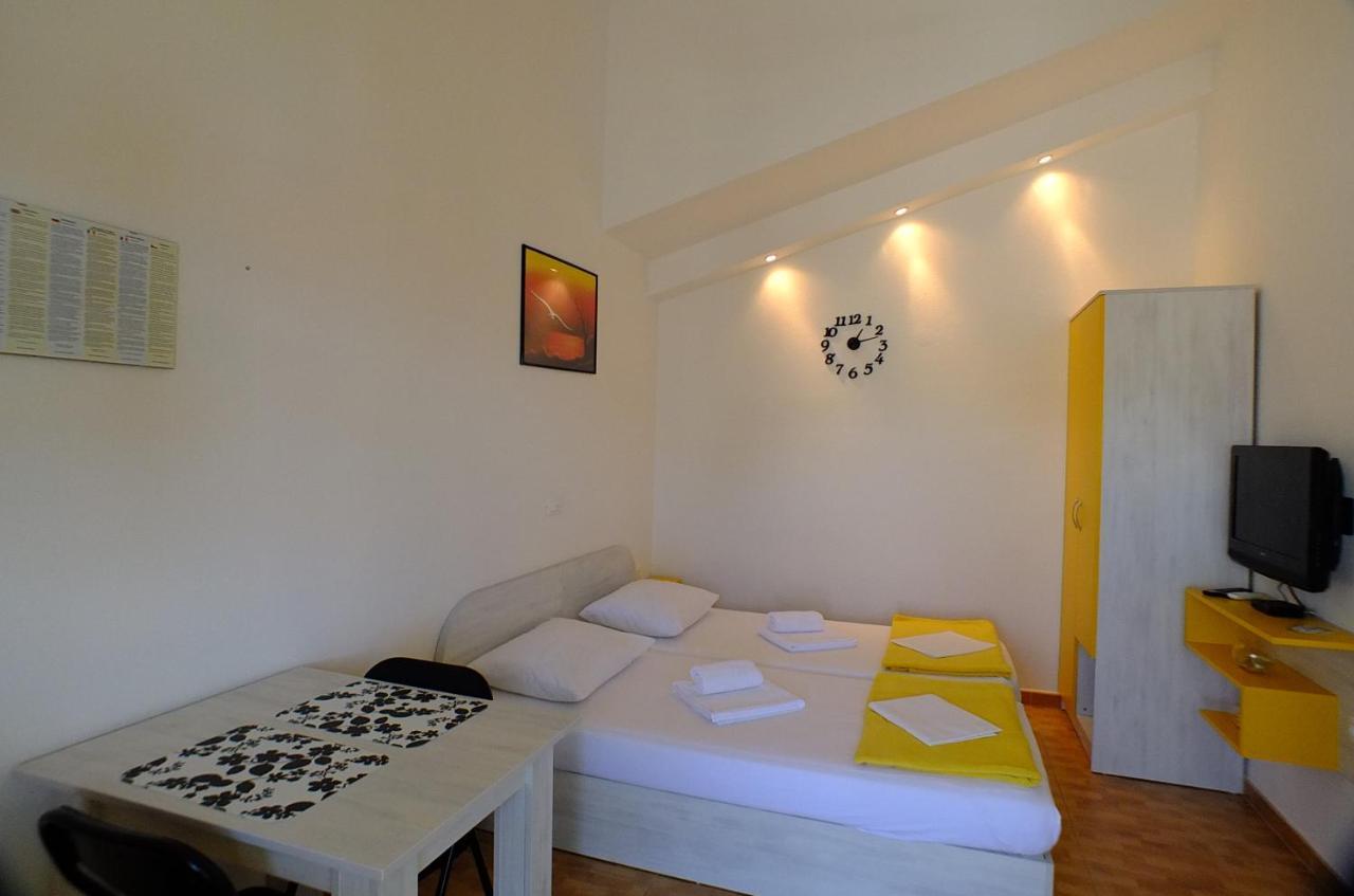 Grey House Appartamento Makarska Esterno foto